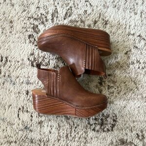 Yellow Box Barty Wedge